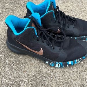 EUC Size 13 Kyrie’s Black, teal and Gold